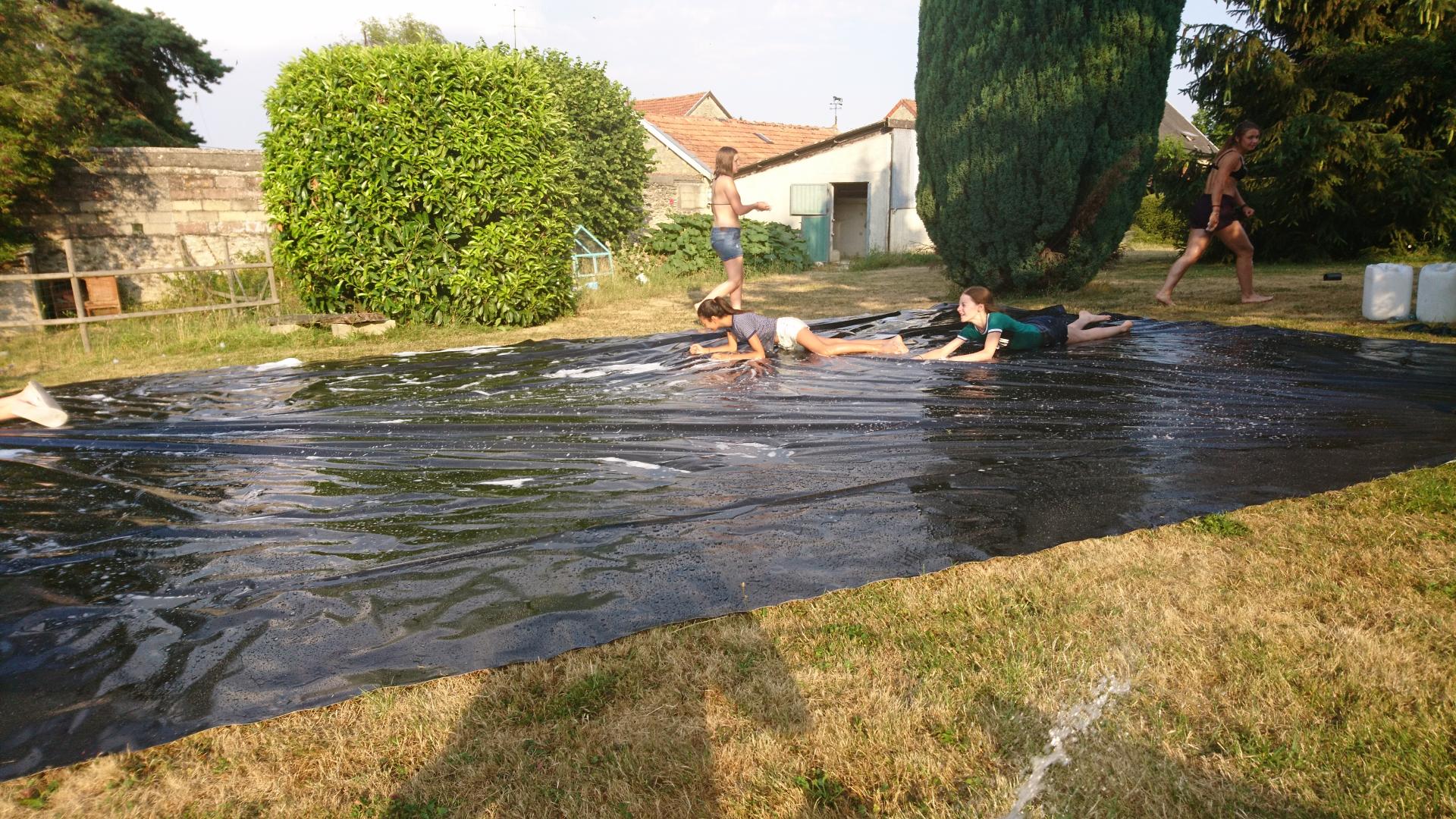 Quoi de mieux qu'une partie de glisse et de rires pour se rafraichir