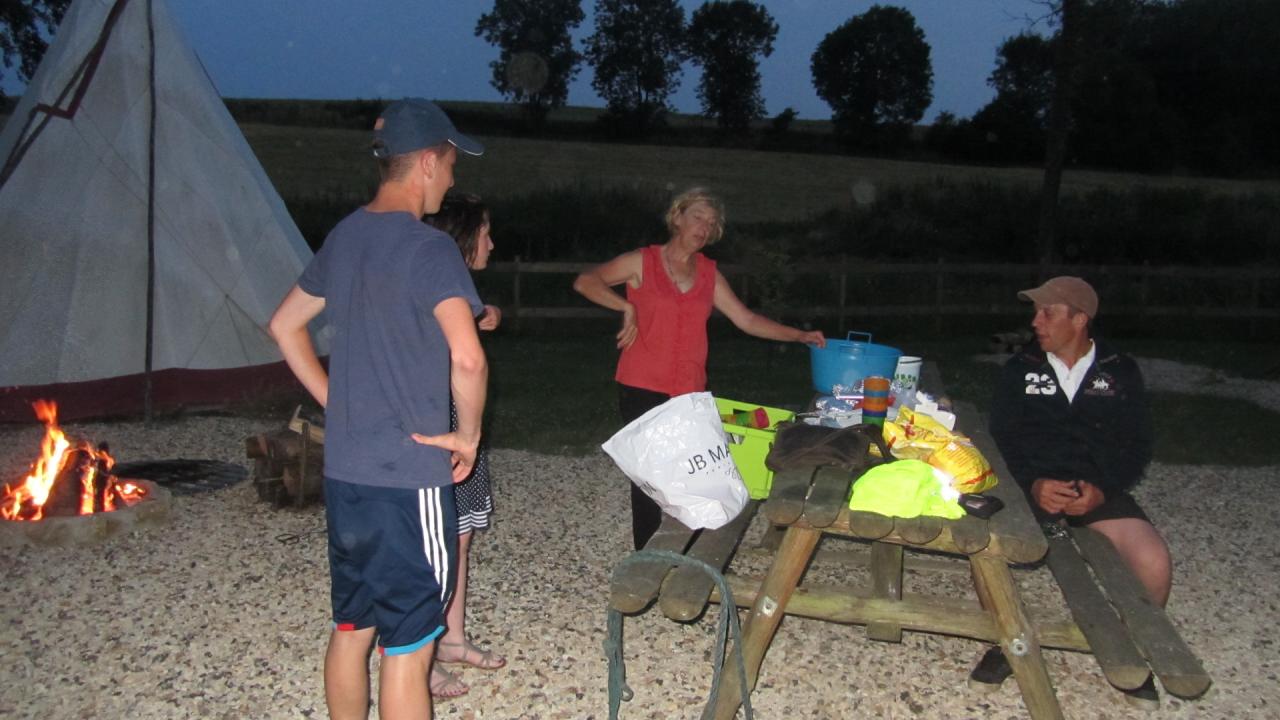 Prepa du diner,barbecue,p d terre ds la cendre...